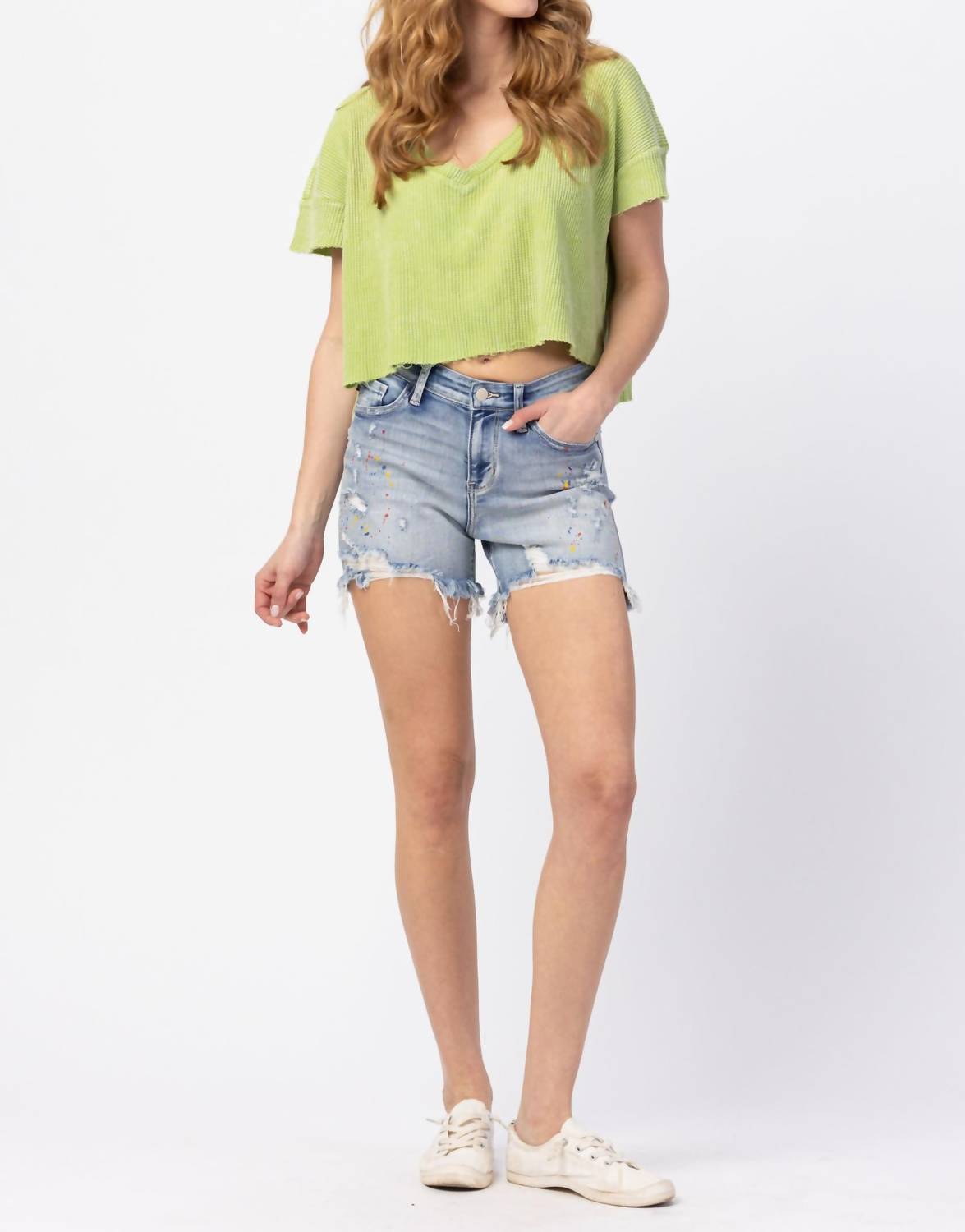 Средние шорты с разрушенным краем в радужных брызгах краски, светлая стирка Judy Blue, Light Wash
Средние шорты с разрушенным краем в радужных брызгах краски, светлая стирка Judy Blue, Light Wash