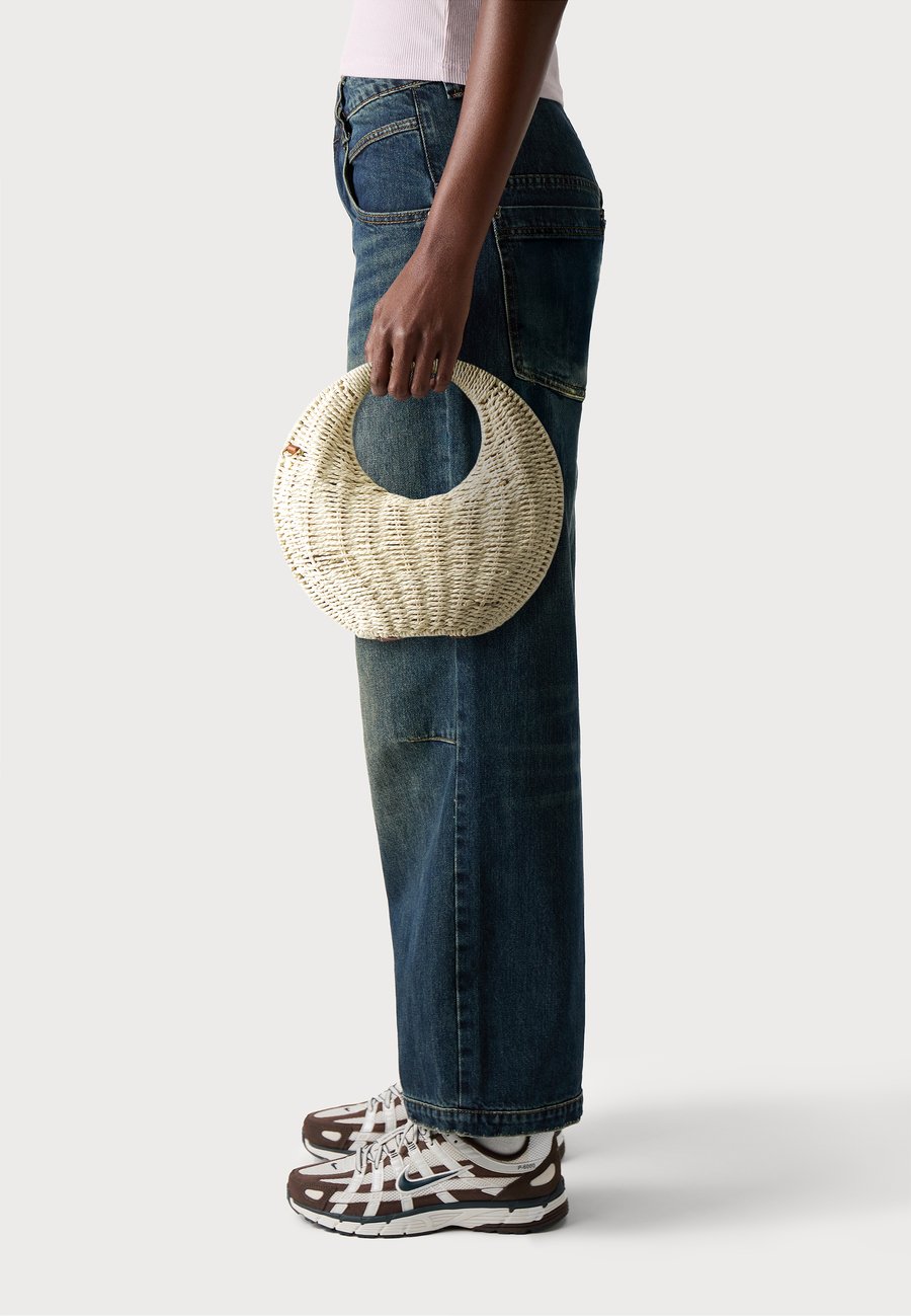 Сумка PARFOIS CROSSBODY BAG NATURAL COLOR , Natural Color/Beige
Сумка PARFOIS CROSSBODY BAG NATURAL COLOR , Natural Color/Beige