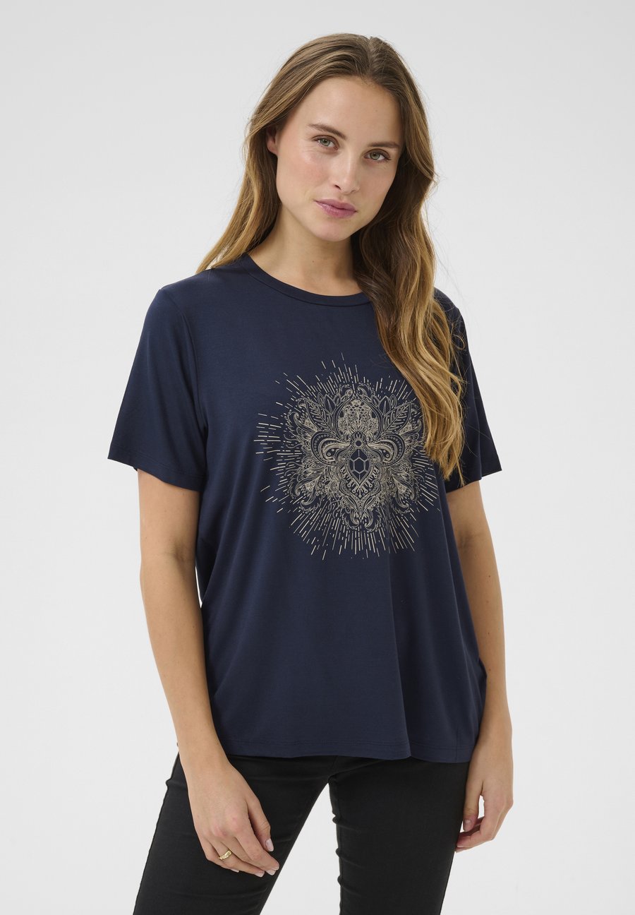 Футболка Kaffe KARANDI, Midnight Marine/Dark Blue, Синий, Футболка Kaffe KARANDI, Midnight Marine/Dark Blue
Футболка Kaffe KARANDI, Midnight Marine/Dark Blue, Синий, Футболка Kaffe KARANDI, Midnight Marine/Dark Blue