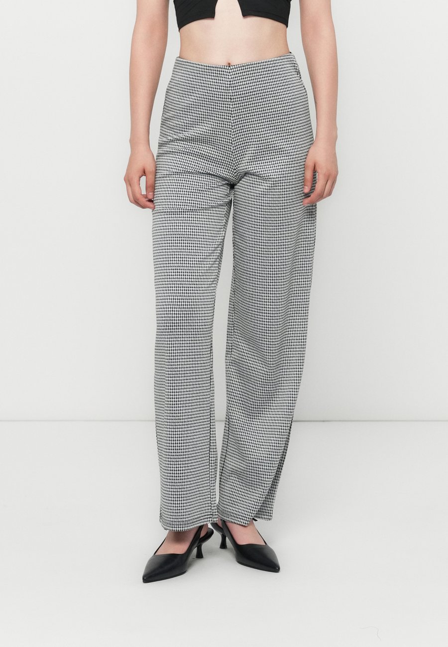 Брюки ONLY ONLFINE WIDE PANT BOX, Black/Cloud Dancer/Black
Брюки ONLY ONLFINE WIDE PANT BOX, Black/Cloud Dancer/Black