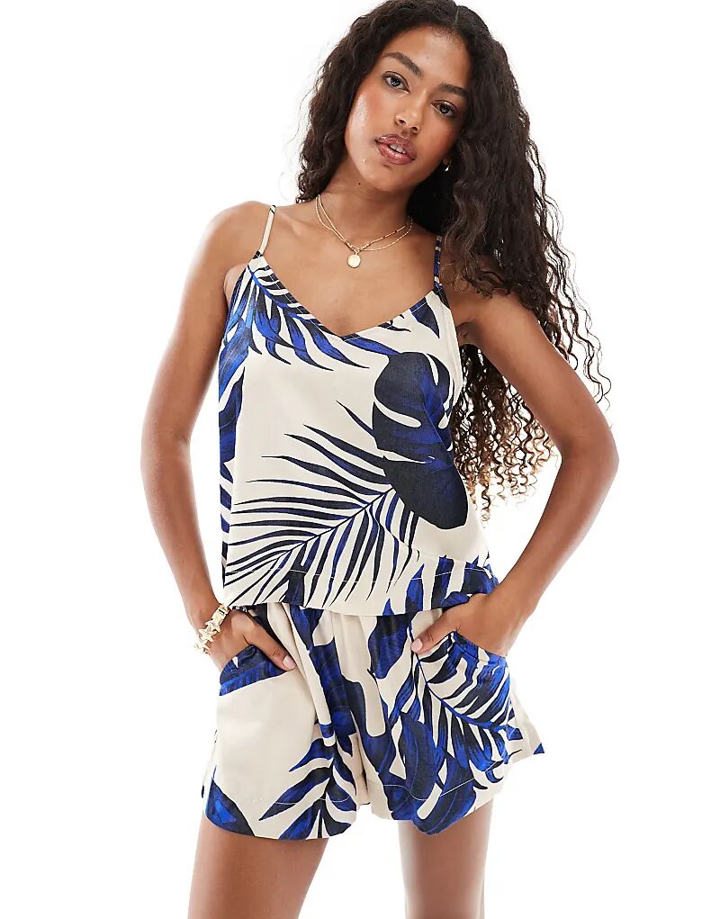 Атласный топ Vero Moda кремового цвета с синим принтом листьев
Атласный топ Vero Moda кремового цвета с синим принтом листьев