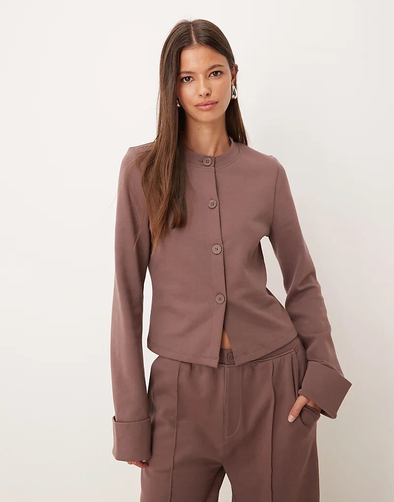 Кардиган ASOS DESIGN коричневого цвета с отворотами на рукавах
Кардиган ASOS DESIGN коричневого цвета с отворотами на рукавах