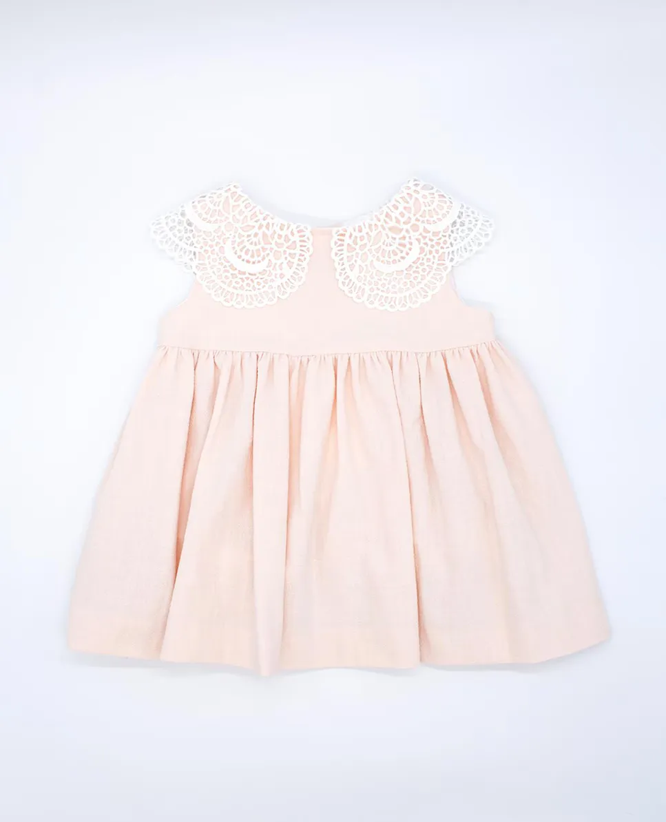 Платье для девочки с контрастным гипюровым воротником Fina Ejerique, розовый
Платье для девочки с контрастным гипюровым воротником Fina Ejerique, розовый