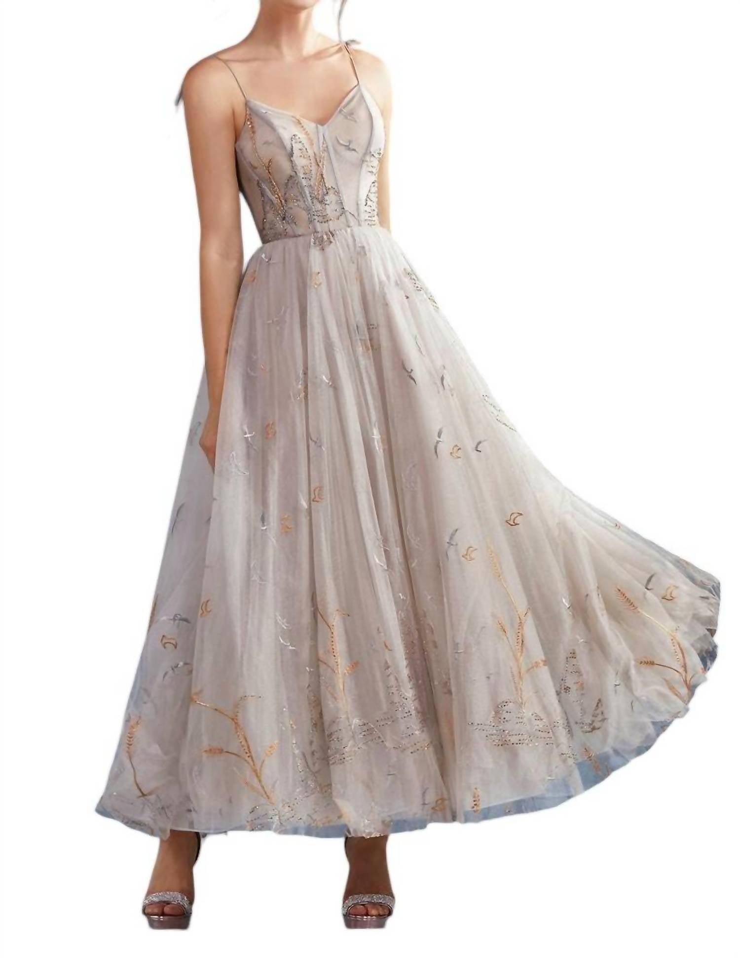 Платье длиной до пола с вышивкой «Озерные птицы» в цвете Nude Andrea & Leo Couture
Платье длиной до пола с вышивкой «Озерные птицы» в цвете Nude Andrea & Leo Couture