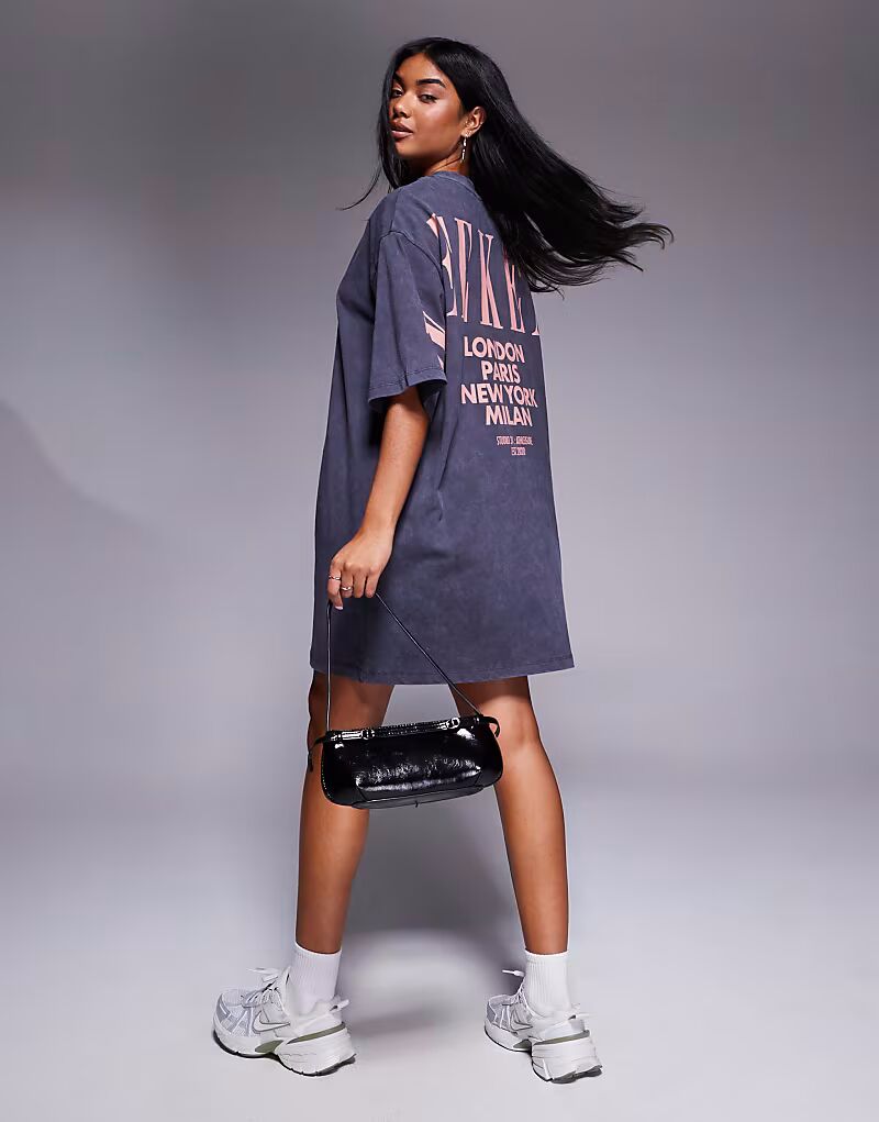 Футболка-платье Weekend Collective с логотипом на спине в стираном угольно-персиковом цвете ASOS Weekend Collective
Футболка-платье Weekend Collective с логотипом на спине в стираном угольно-персиковом цвете ASOS Weekend Collective