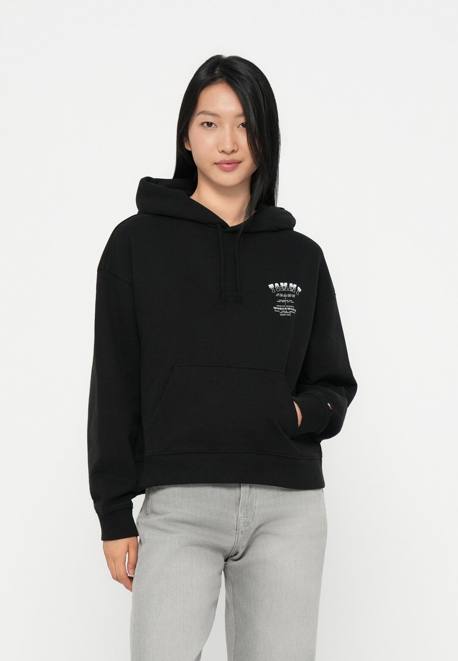 Худи Tommy Jeans WESTERN HOODIE, Black
Худи Tommy Jeans WESTERN HOODIE, Black