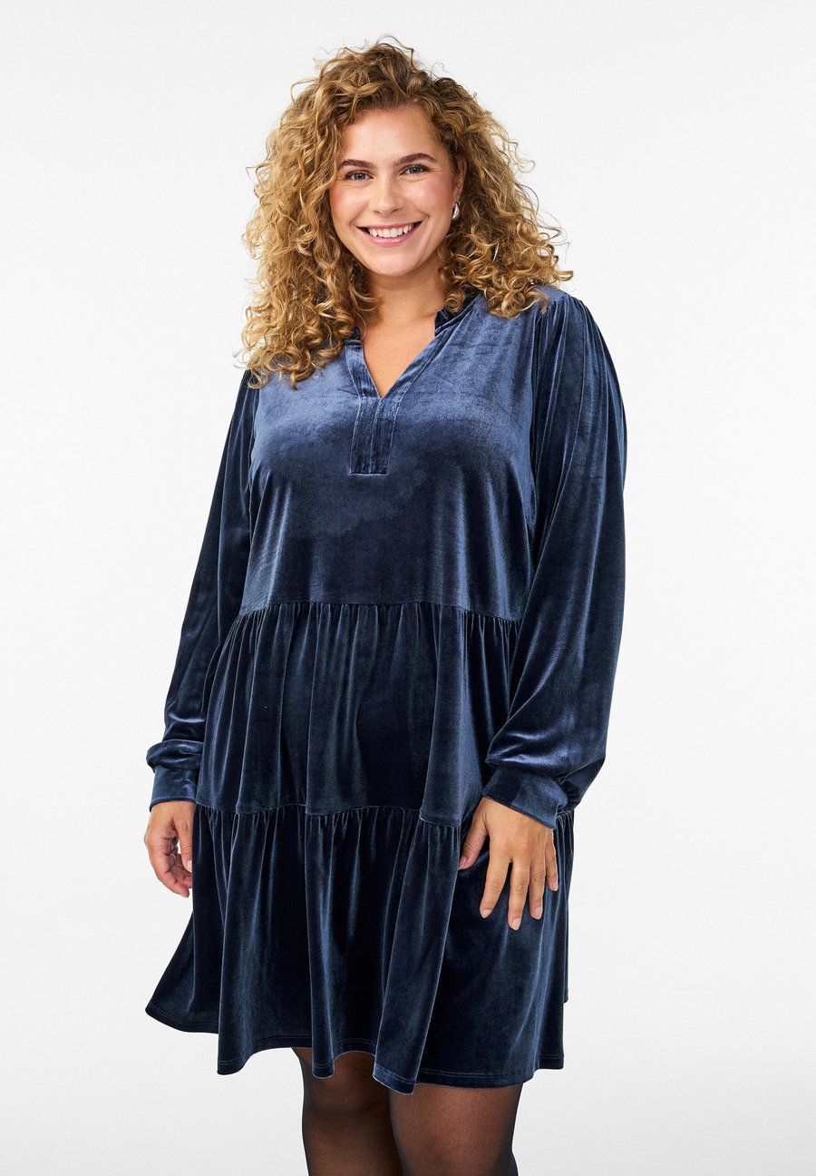 Платье Zizzi MIT RÜSCHENKRAGEN UND LANGEN ÄRMELN, Night Sky/Dark Blue
Платье Zizzi MIT RÜSCHENKRAGEN UND LANGEN ÄRMELN, Night Sky/Dark Blue