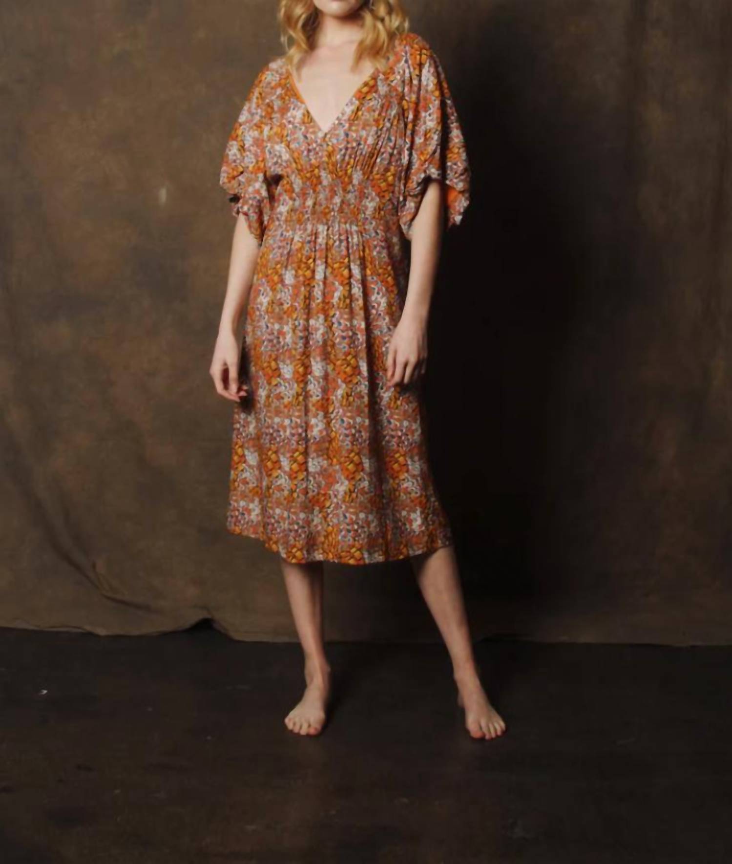 Вытяжной миди-сарафан с V-образным вырезом в коралловом принте Rora
Вытяжной миди-сарафан с V-образным вырезом в коралловом принте Rora