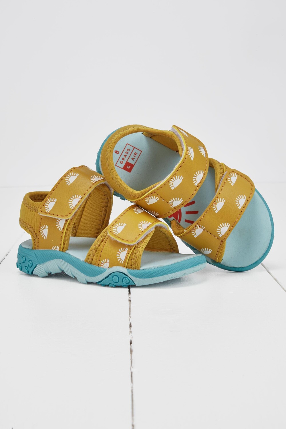 Меняющие цвет сандалии Grass & Air, желтый
Меняющие цвет сандалии Grass & Air, желтый