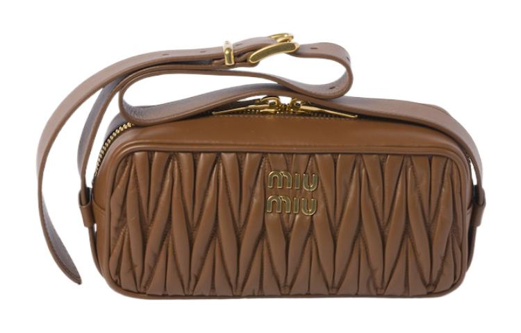 Мателассе из кожи наппа черезплечная сумка, женская сумка через плечо карамельно-коричневая MIU MIU
Мателассе из кожи наппа черезплечная сумка, женская сумка через плечо карамельно-коричневая MIU MIU