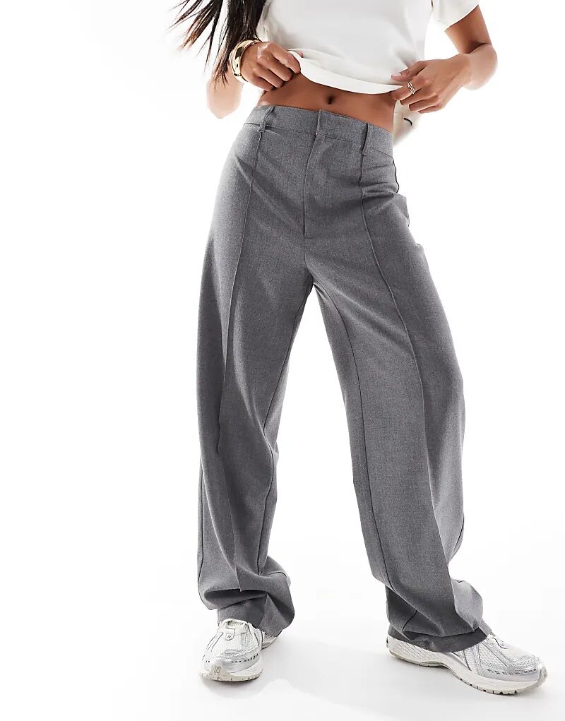 Брюки Petite прямого кроя со швом спереди серого цвета Pull&Bear
Брюки Petite прямого кроя со швом спереди серого цвета Pull&Bear