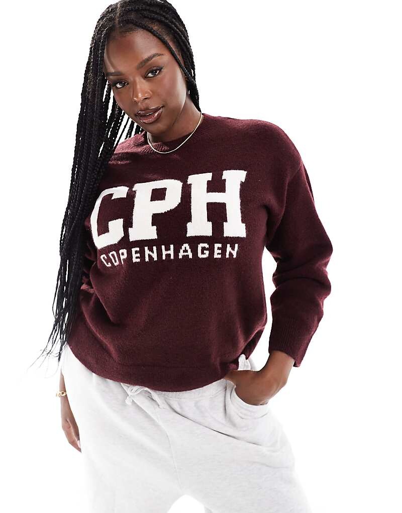 Бордовый джемпер с надписью New Look Curve
Бордовый джемпер с надписью New Look Curve