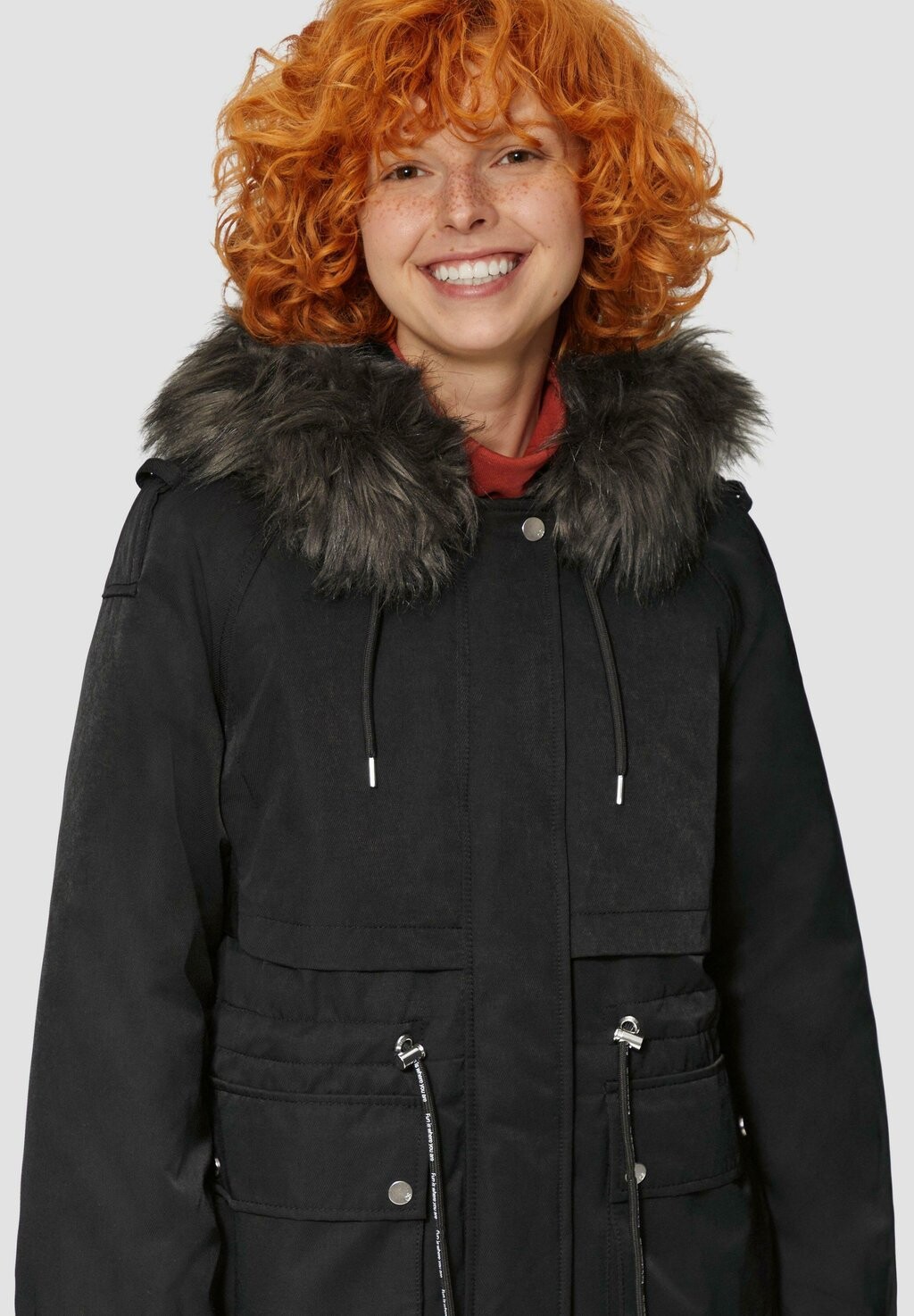 Зимнее пальто MIT ABNEHMBAREM KUNSTFELL QS, черный
Зимнее пальто MIT ABNEHMBAREM KUNSTFELL QS, черный