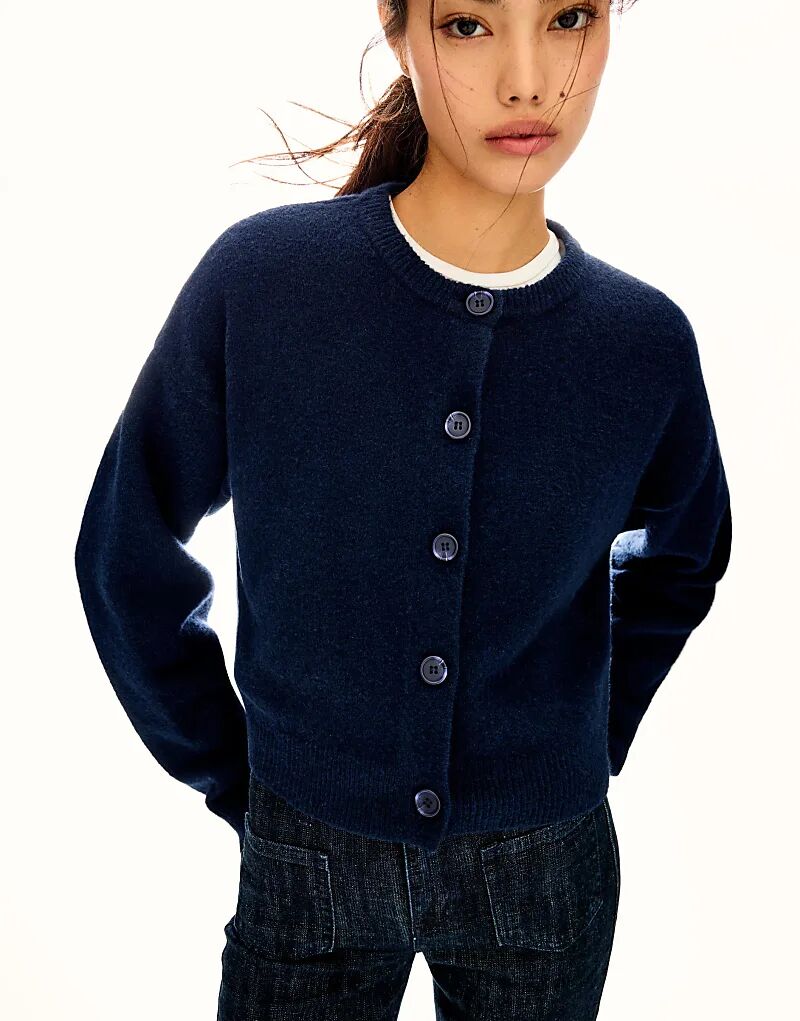 Мягкий кардиган Bershka на пуговицах цвета деним синего цвета
Мягкий кардиган Bershka на пуговицах цвета деним синего цвета
