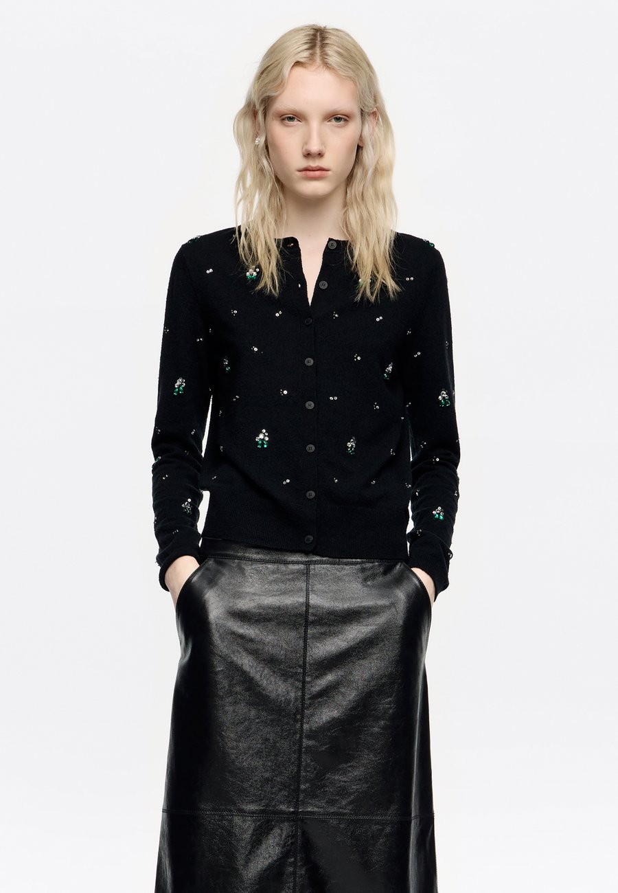 Кардиган Bimba Y Lola PIEDRAS AJUSTADO, Black
Кардиган Bimba Y Lola PIEDRAS AJUSTADO, Black