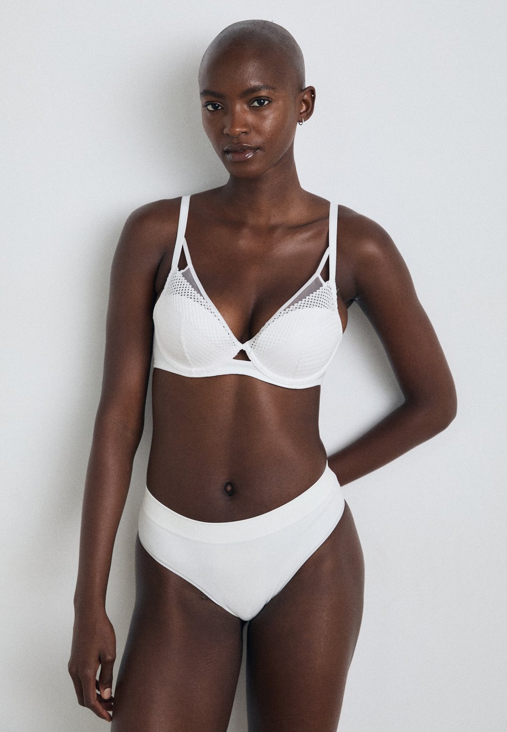 Бюстгальтер PULP PLAY PLUNGE BRA Chantelle, белый
Бюстгальтер PULP PLAY PLUNGE BRA Chantelle, белый