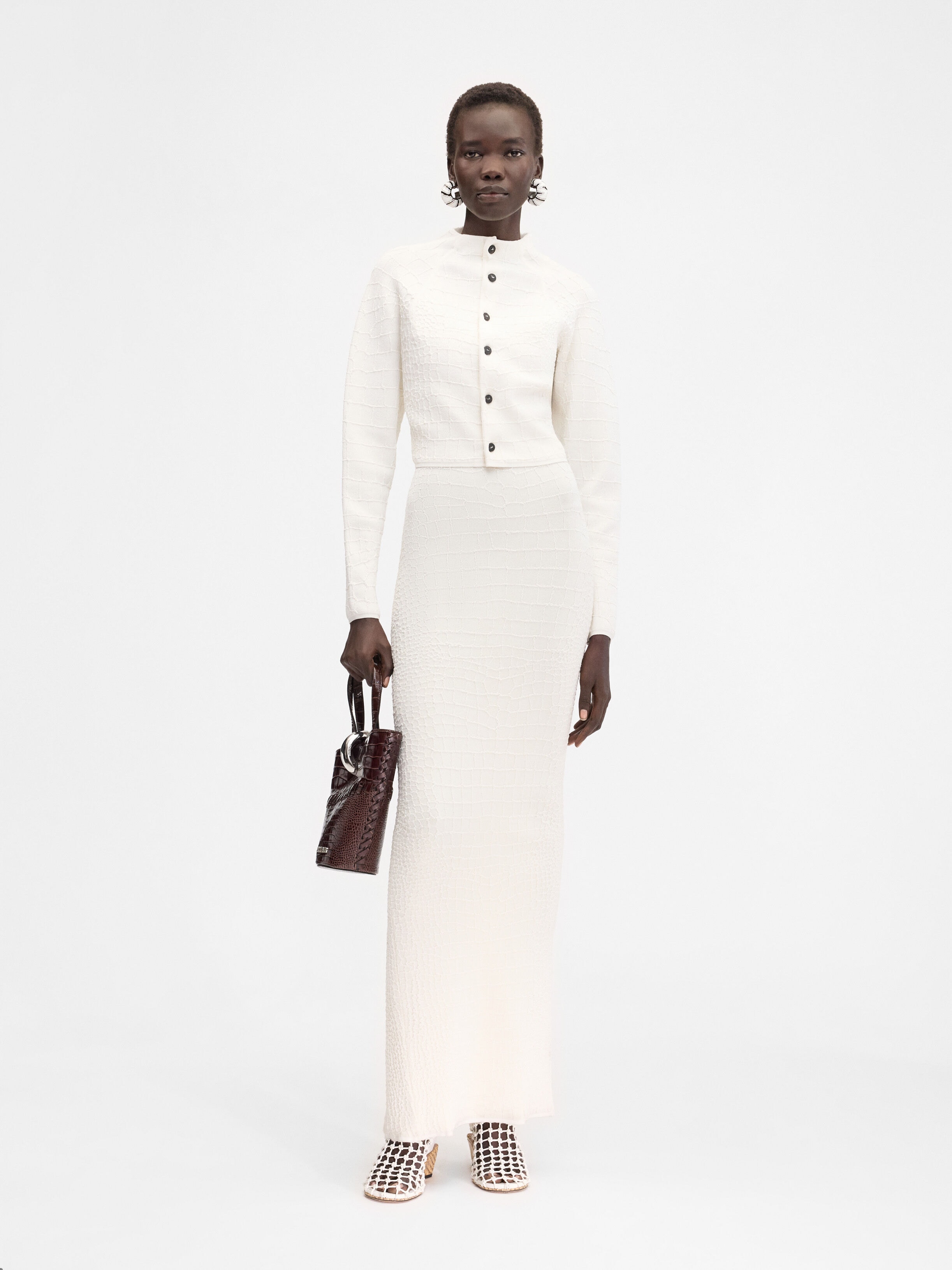 Кардиган с высоким воротом JACQUEMUS The Scala cardigan, белый
Кардиган с высоким воротом JACQUEMUS The Scala cardigan, белый