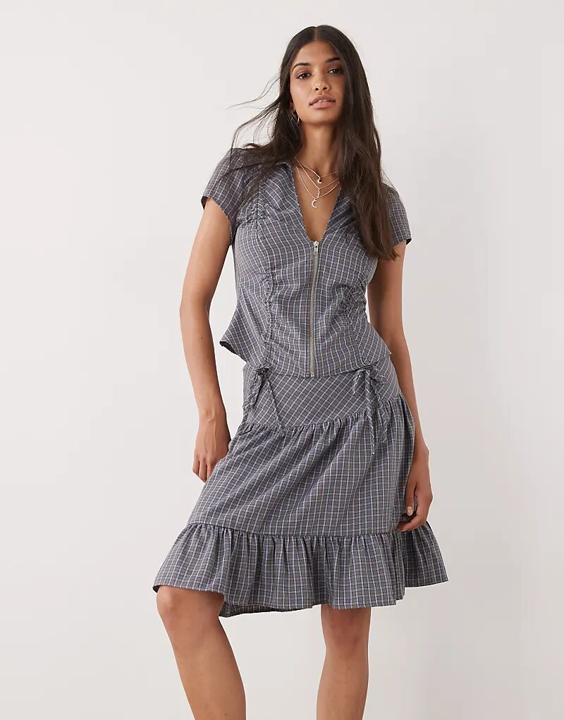 Юбка миди COLLUSION в синюю клетку
Юбка миди COLLUSION в синюю клетку