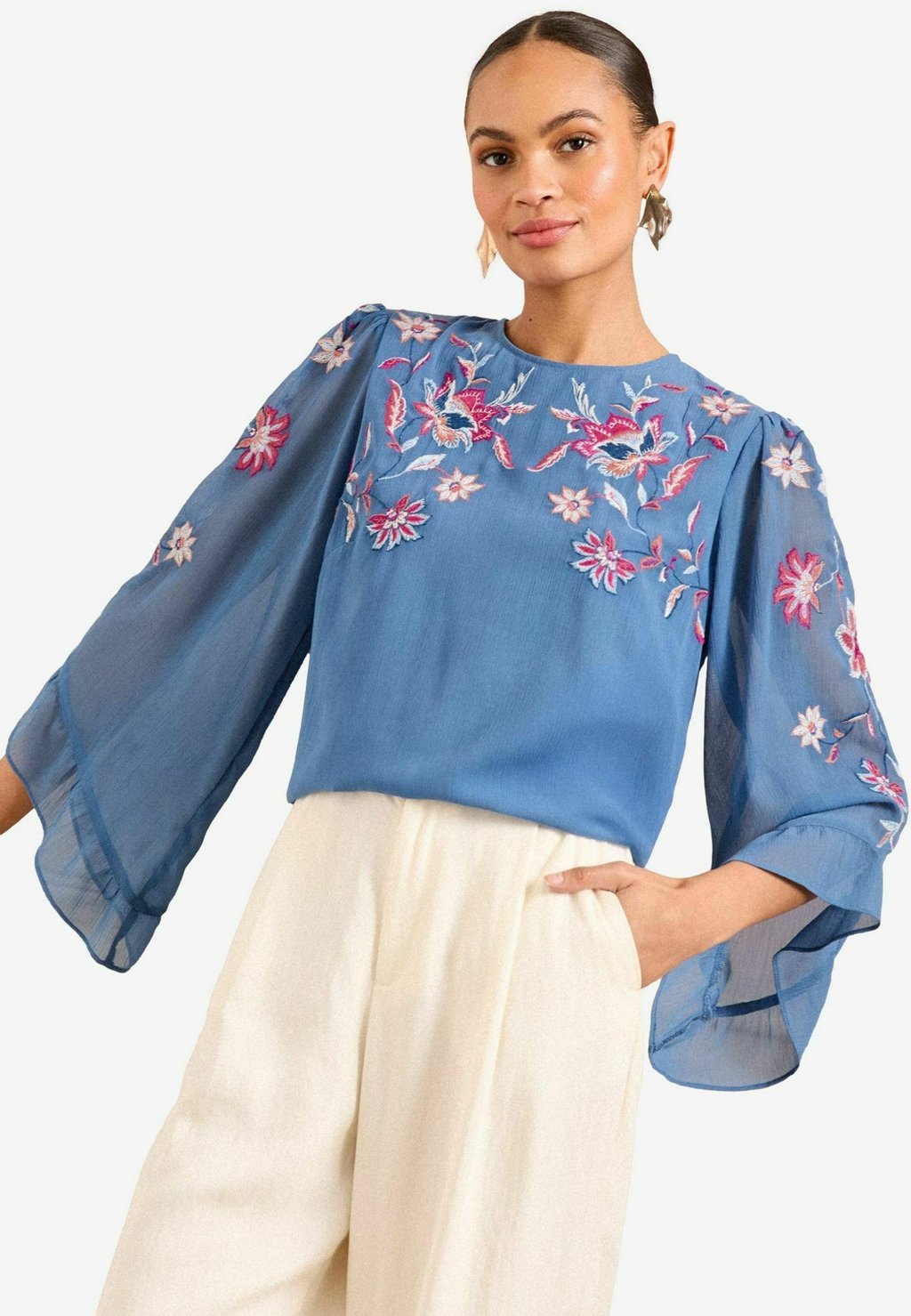 Блуза EMBROIDERED CREW NECK FLUTE SLEEVE Love & Roses, синий
Блуза EMBROIDERED CREW NECK FLUTE SLEEVE Love & Roses, синий