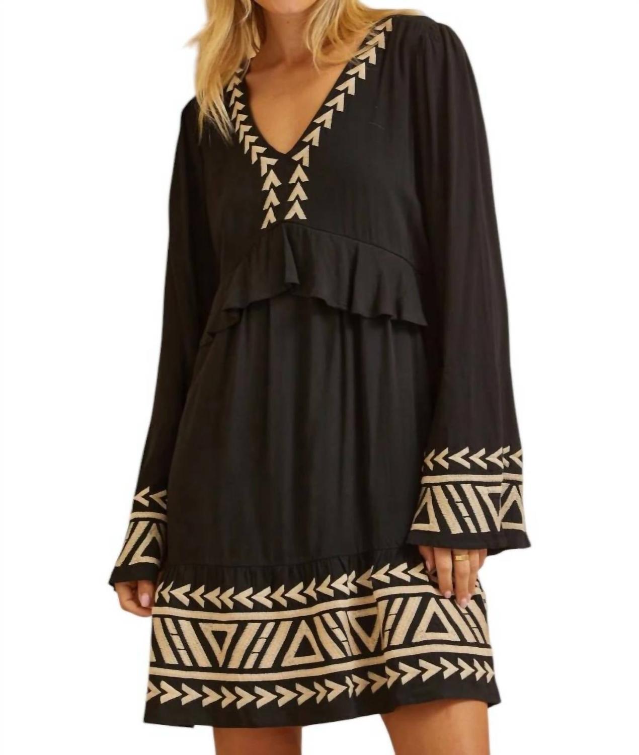 Помните, когда вышитое платье было черного цвета ANDREE BY UNIT
Помните, когда вышитое платье было черного цвета ANDREE BY UNIT