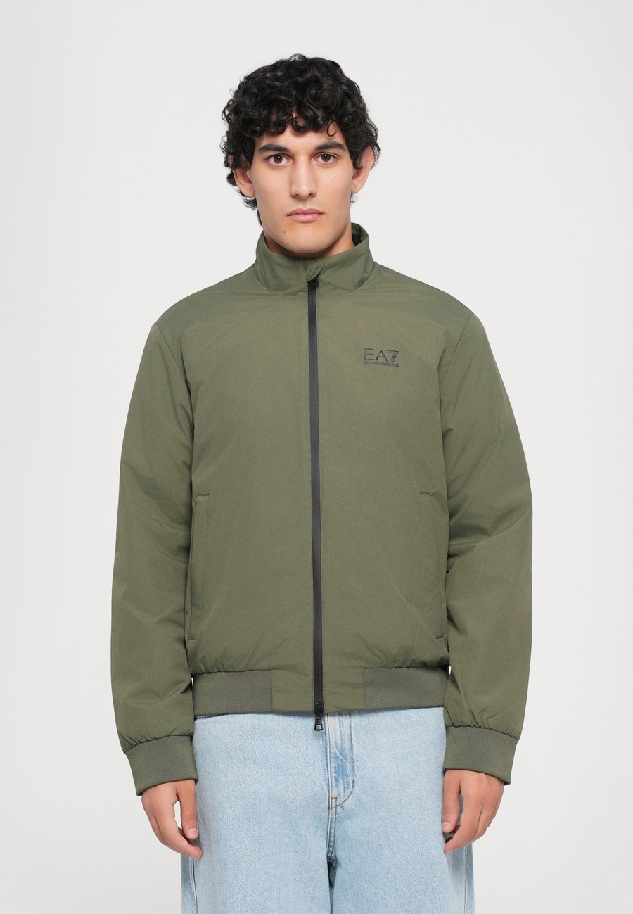 Куртка EA7 Emporio Armani TRAIN CORE JACKET , Beetle/Green
Куртка EA7 Emporio Armani TRAIN CORE JACKET , Beetle/Green