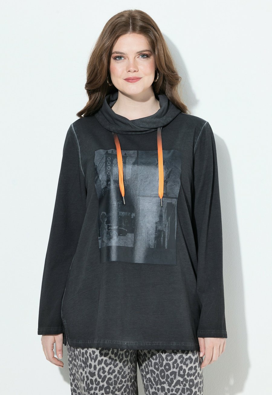 Толстовка Ulla Popken NEW YORK GRAPHIC , Graphite Grey/Grey, Серый, Толстовка Ulla Popken NEW YORK GRAPHIC , Graphite Grey/Grey
Толстовка Ulla Popken NEW YORK GRAPHIC , Graphite Grey/Grey, Серый, Толстовка Ulla Popken NEW YORK GRAPHIC , Graphite Grey/Grey