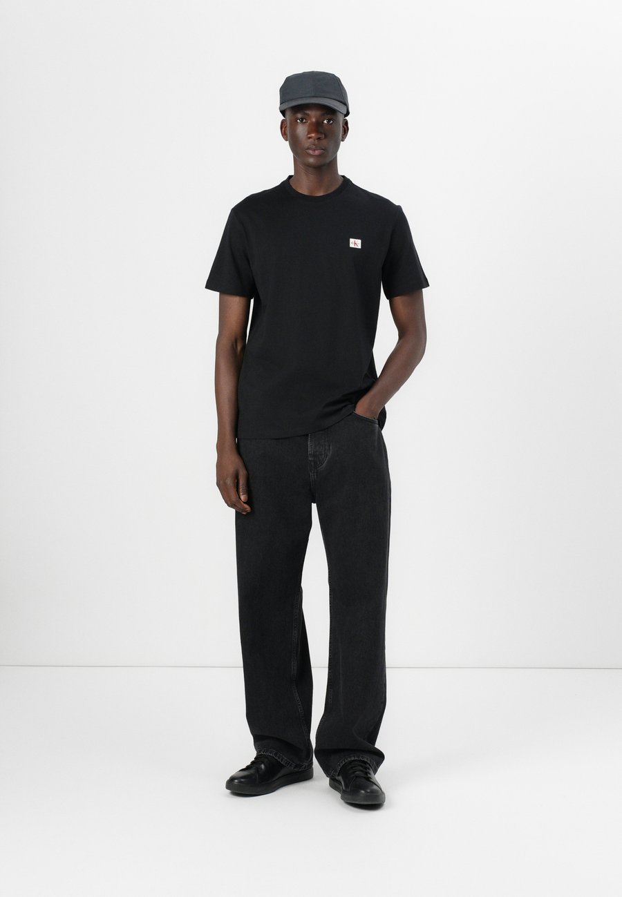 Футболка Calvin Klein Jeans BADGE TEE 2 PACK, Black/Bright White/Anthracite, Белый, Футболка Calvin Klein Jeans BADGE TEE 2 PACK, Black/Bright White/Anthracite
Футболка Calvin Klein Jeans BADGE TEE 2 PACK, Black/Bright White/Anthracite, Белый, Футболка Calvin Klein Jeans BADGE TEE 2 PACK, Black/Bright White/Anthracite