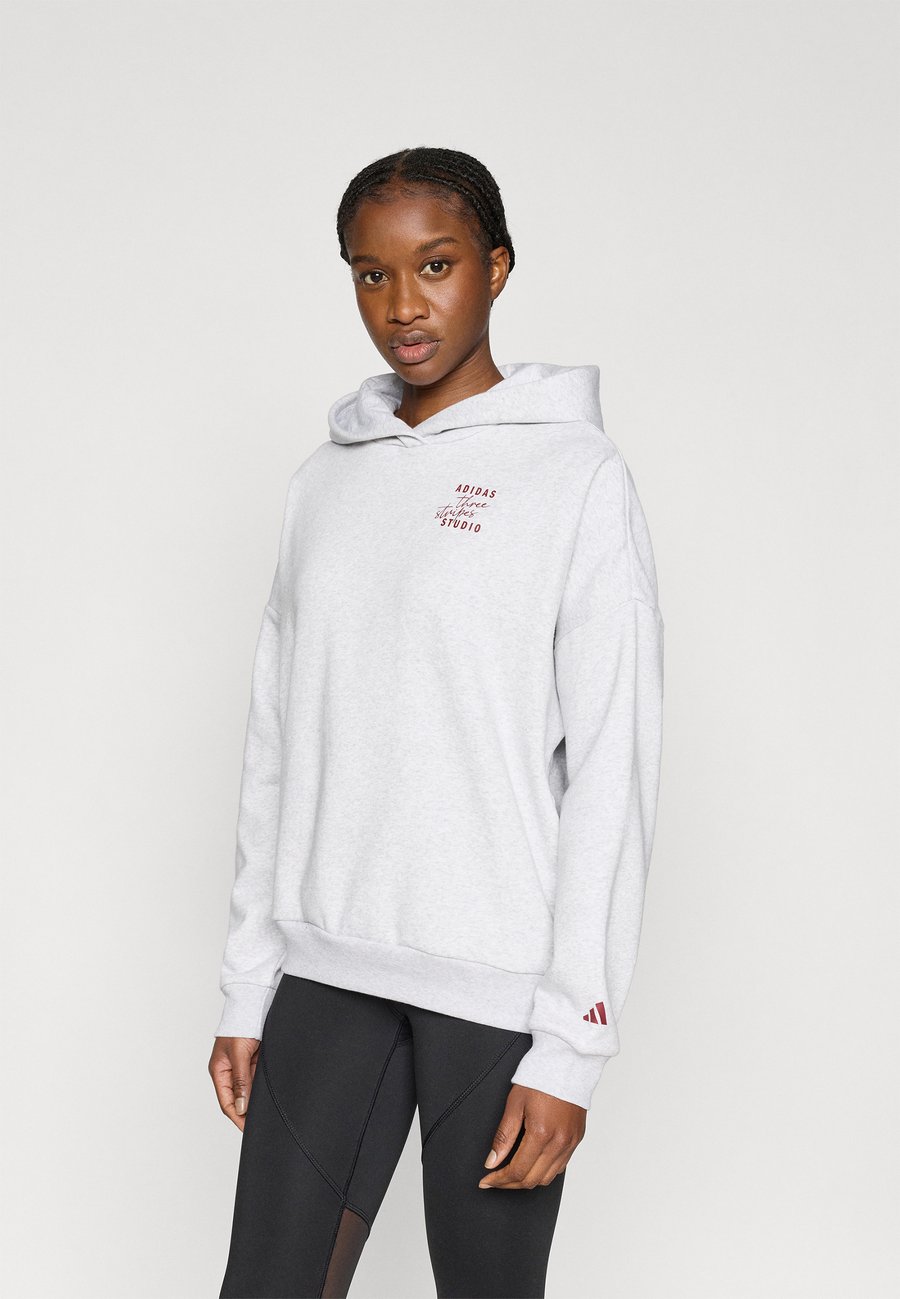 Худи Adidas Sportswear 3 STRIPES STUDIO HOODIE, Light Grey Heather/Light Grey
Худи Adidas Sportswear 3 STRIPES STUDIO HOODIE, Light Grey Heather/Light Grey