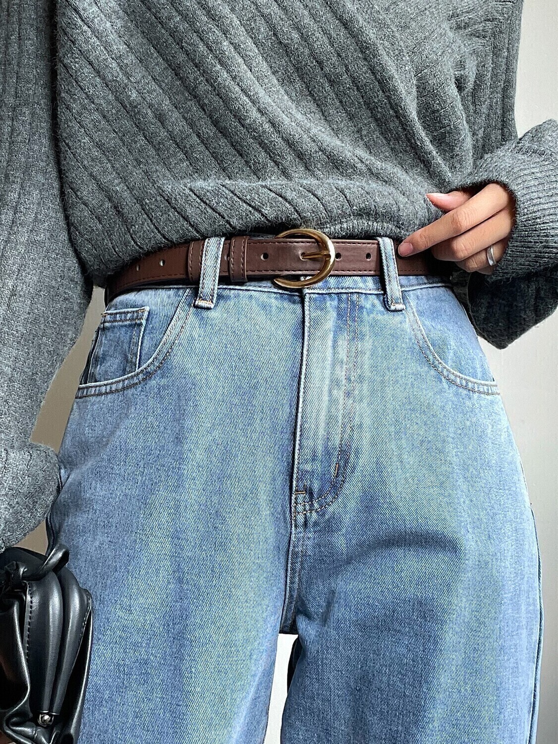 Ремень Dazy с круглой пряжкой и тиснением личи, кофейный
Ремень Dazy с круглой пряжкой и тиснением личи, кофейный