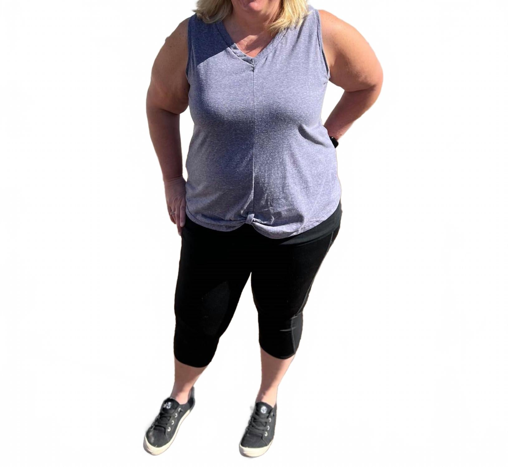 Плюс топ с узлом спереди в синем цвете E. Luna
Плюс топ с узлом спереди в синем цвете E. Luna