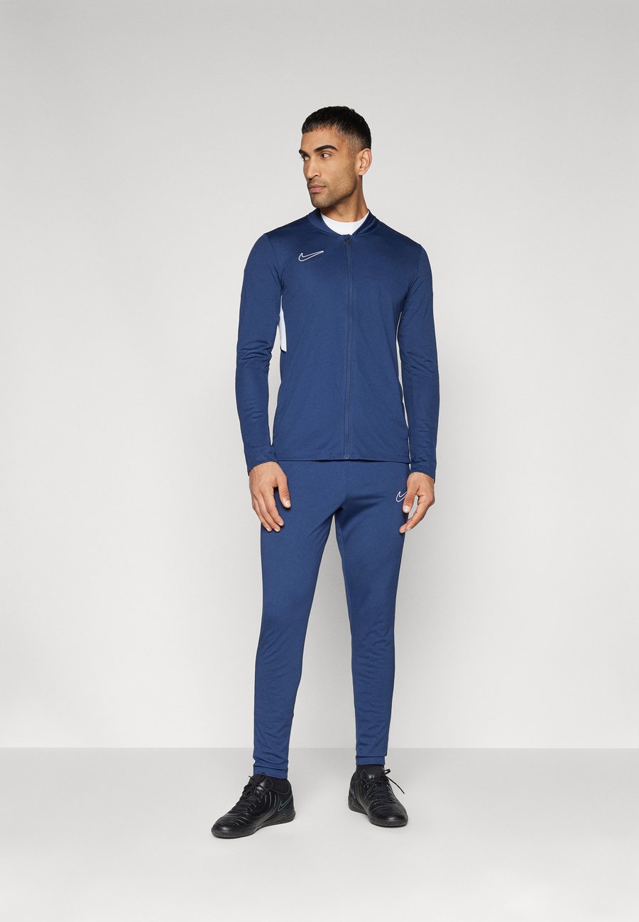 Спортивный костюм Nike Performance SUIT SET, Midnight Navy/White/Dark Blue
Спортивный костюм Nike Performance SUIT SET, Midnight Navy/White/Dark Blue