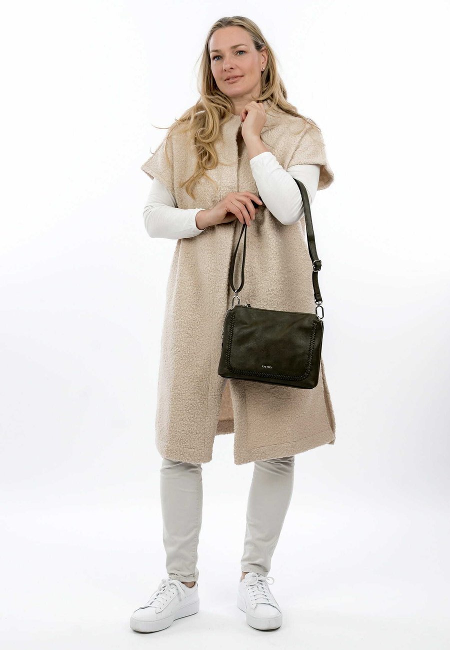 Сумка кросс-боди SURI FREY SFY PIGGY, Oliv/Olive
Сумка кросс-боди SURI FREY SFY PIGGY, Oliv/Olive