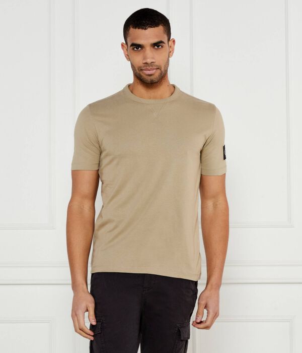 Футболка Calvin Klein Jeans с логотипом на рукаве, бежевый 
Футболка Calvin Klein Jeans с логотипом на рукаве, бежевый