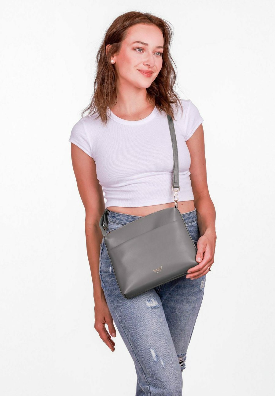 Сумка кросс-боди VUCH MARCIA GRACE, Gray/Grey
Сумка кросс-боди VUCH MARCIA GRACE, Gray/Grey