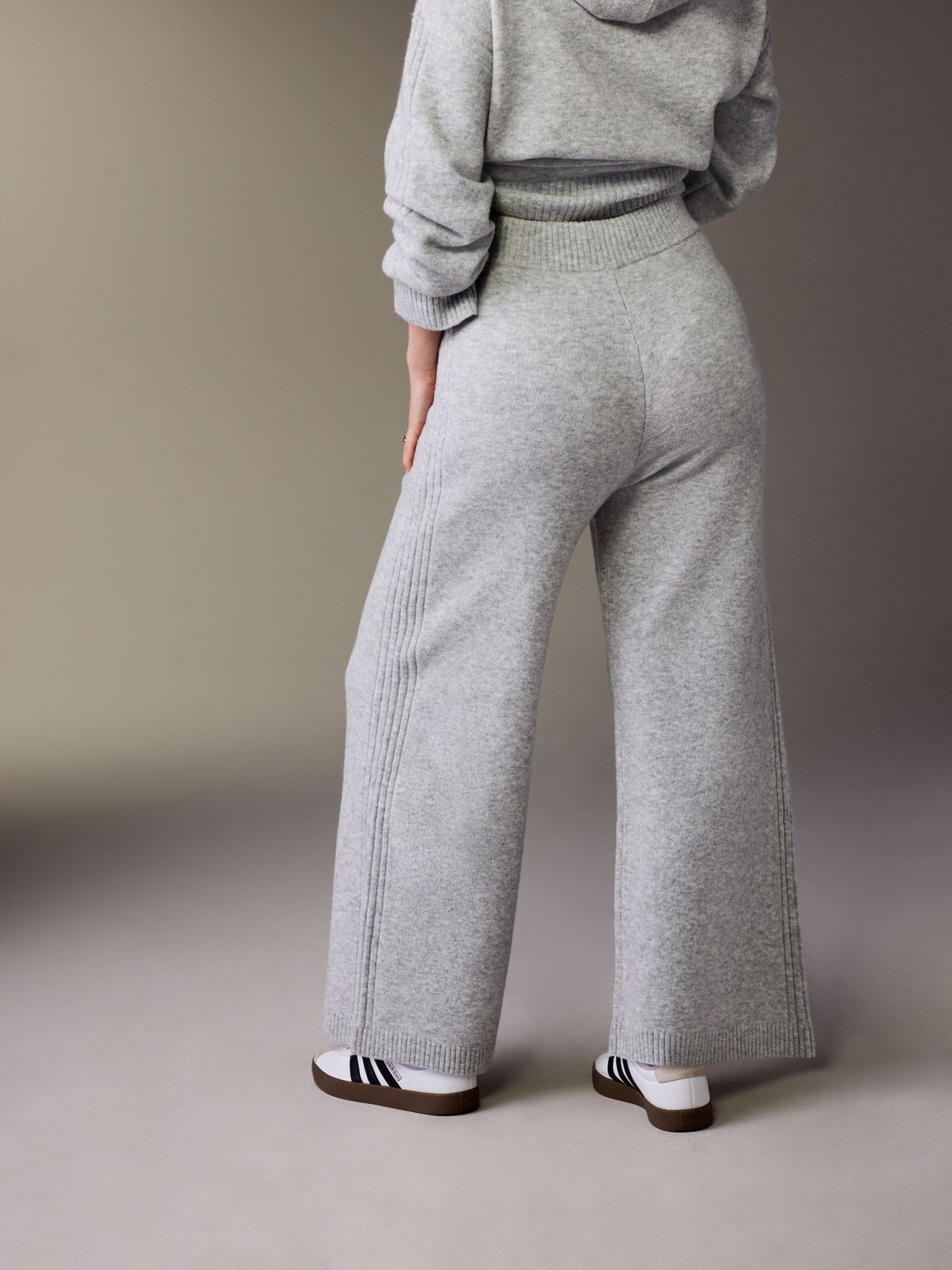 Next Широкие брюки в сером цвете
Next Широкие брюки в сером цвете