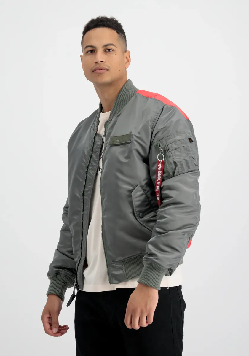 Куртка-бомбер Alpha Industries " Alpha Industries Мужчины - Куртки-бомберы MA-1 VF Fighter Squadron", зеленый
Куртка-бомбер Alpha Industries " Alpha Industries Мужчины - Куртки-бомберы MA-1 VF Fighter Squadron", зеленый