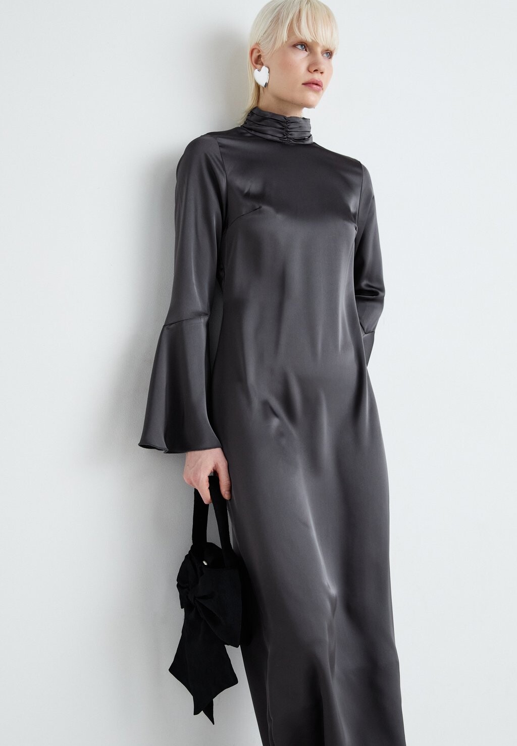 Коктейльное платье / Вечернее платье VMNAOMA HIGH NECK 7/8 DRESS Aware, серый
Коктейльное платье / Вечернее платье VMNAOMA HIGH NECK 7/8 DRESS Aware, серый