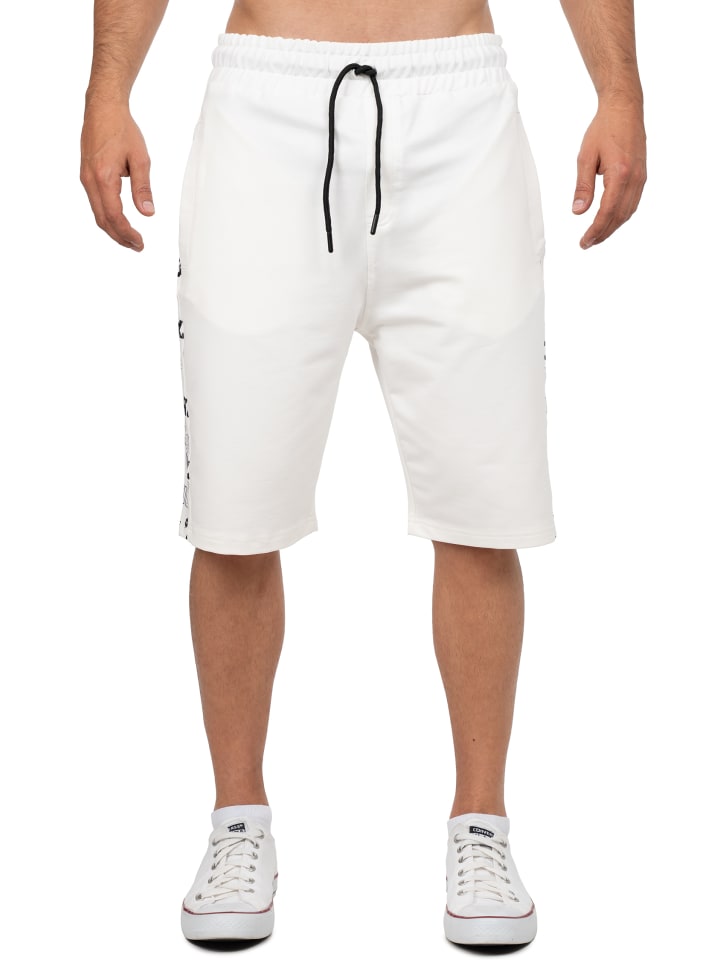 Шорты цвета экрю Cipo & Baxx
Шорты цвета экрю Cipo & Baxx