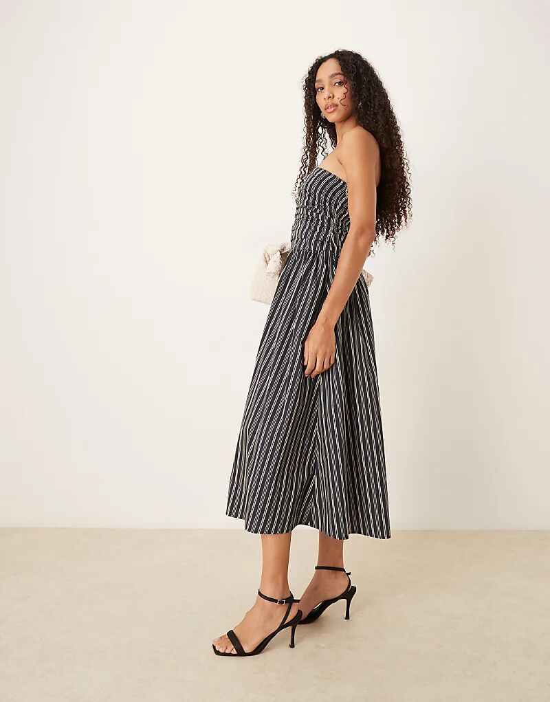 Платье миди Felicity от Nobody's Child в синюю полоску
Платье миди Felicity от Nobody's Child в синюю полоску