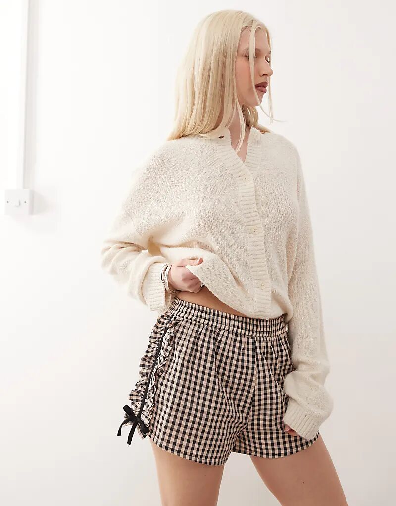 Шорты COLLUSION с оборками по бокам в клетку «гингем»
Шорты COLLUSION с оборками по бокам в клетку «гингем»