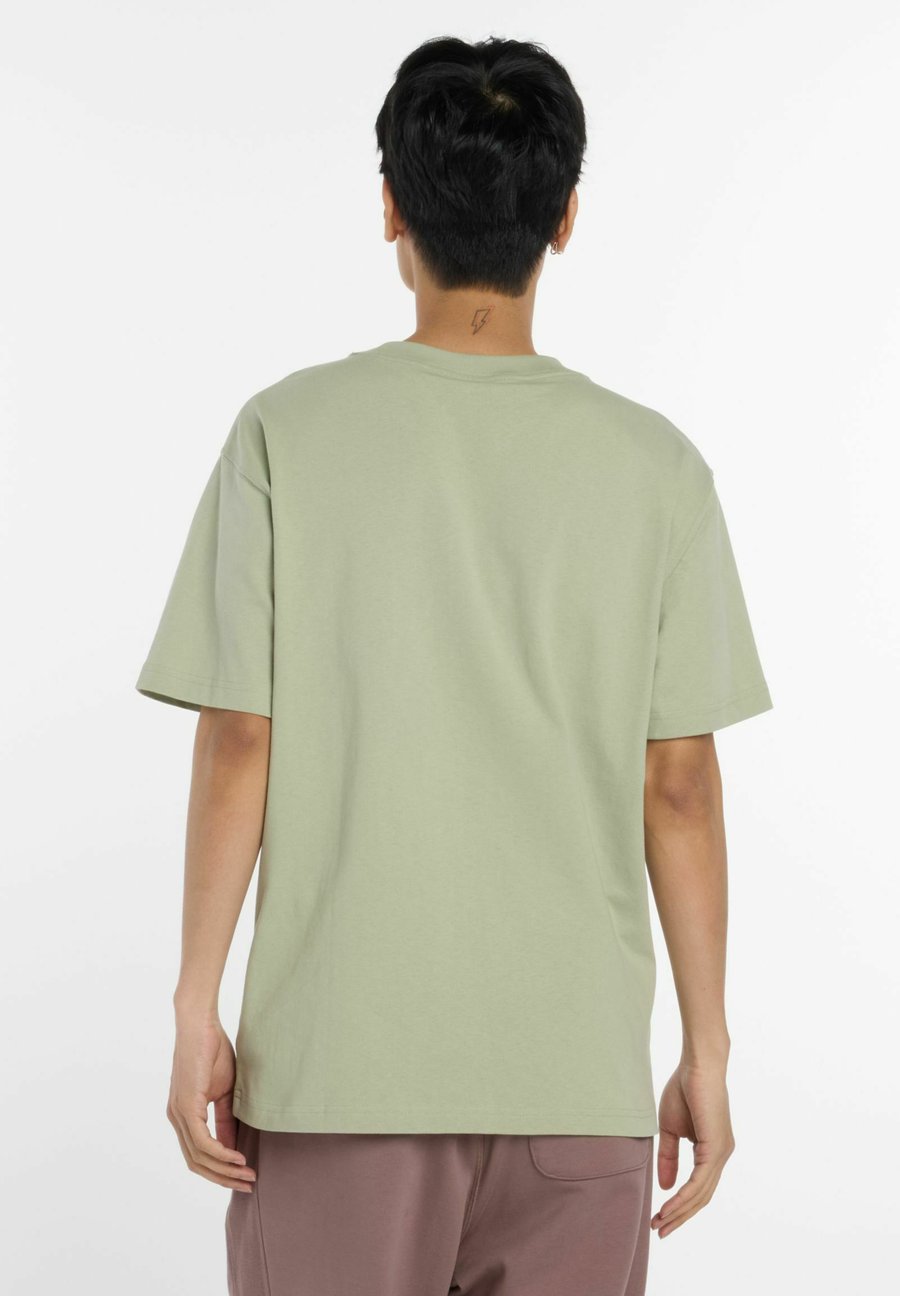 Футболка New Balance Print T-shirt, Garter Snake/Green, Зеленый, Футболка New Balance Print T-shirt, Garter Snake/Green
Футболка New Balance Print T-shirt, Garter Snake/Green, Зеленый, Футболка New Balance Print T-shirt, Garter Snake/Green