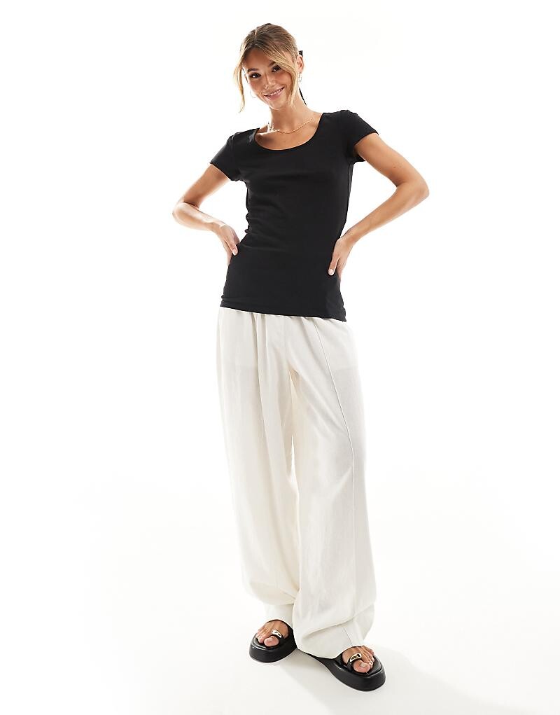 Черная мягкая футболка с круглым вырезом Vero Moda
Черная мягкая футболка с круглым вырезом Vero Moda