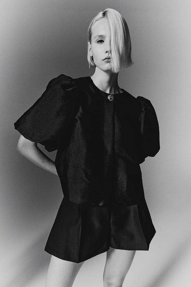 Блузка с объемными рукавами H&M, черный
Блузка с объемными рукавами H&M, черный