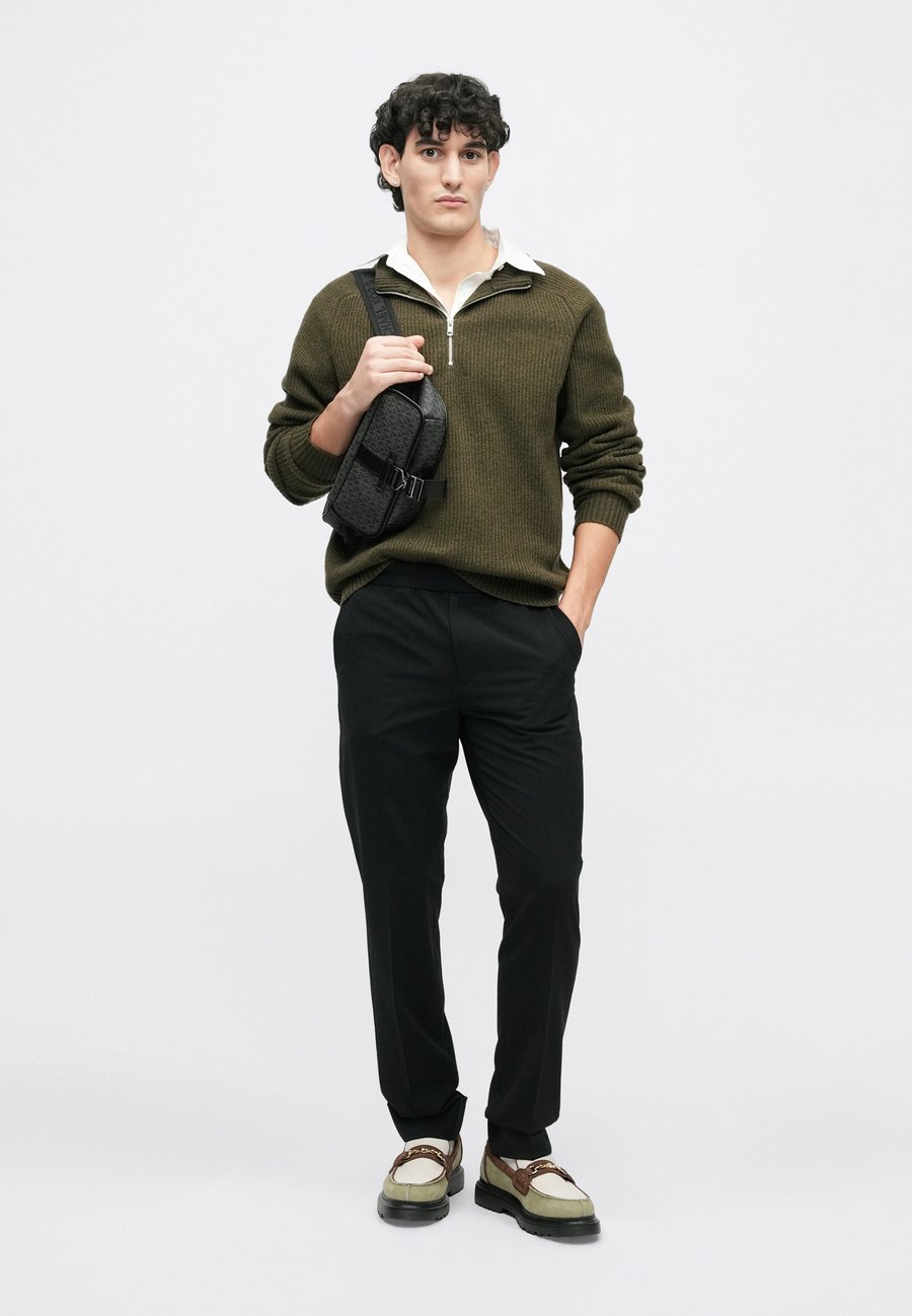 Сумка кросс-боди Michael Kors AVIATOR BELT BAG UNISEX, Black
Сумка кросс-боди Michael Kors AVIATOR BELT BAG UNISEX, Black