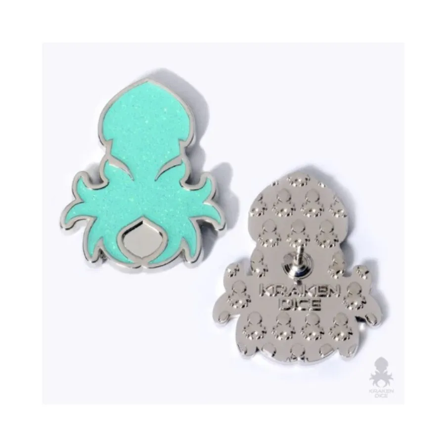 Значок на лацкан с логотипом Kraken — темно-бирюзовый с голографическими блестками, Dice Bags & Accessories (Kraken Dice)
Значок на лацкан с логотипом Kraken — темно-бирюзовый с голографическими блестками, Dice Bags & Accessories (Kraken Dice)