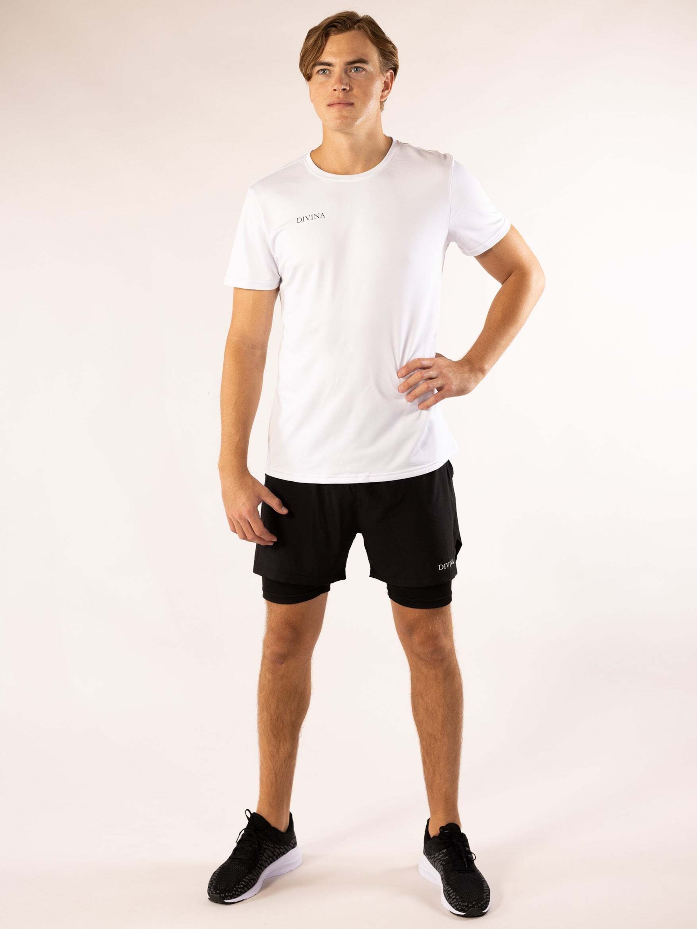 Divina Футболка Performance 'One' в белом цвете
Divina Футболка Performance 'One' в белом цвете