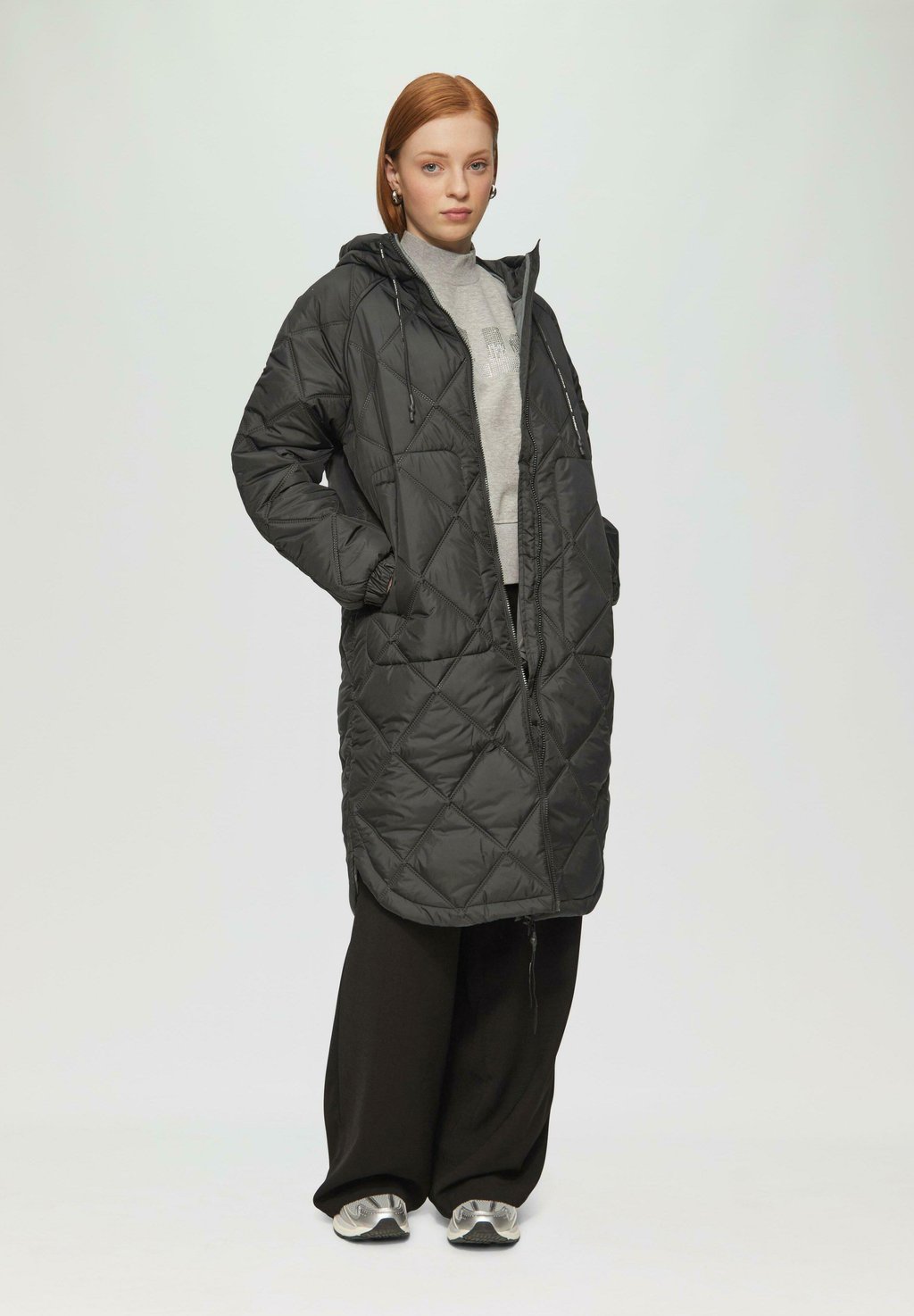 Зимнее пальто MIT PRÄGEMUSTER QS, черный
Зимнее пальто MIT PRÄGEMUSTER QS, черный