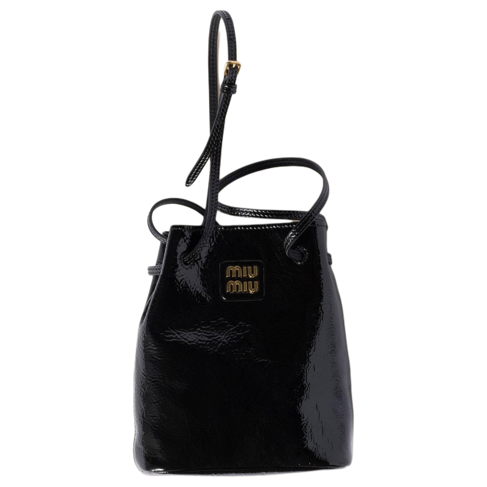 MIU MIU Женская черная сумка через плечо из ягненка
MIU MIU Женская черная сумка через плечо из ягненка