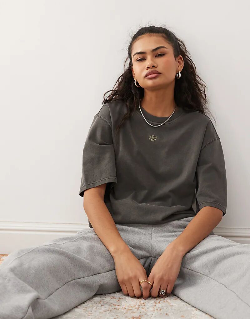 Футболка Adidas Originals черного цвета с потертостями
Футболка Adidas Originals черного цвета с потертостями