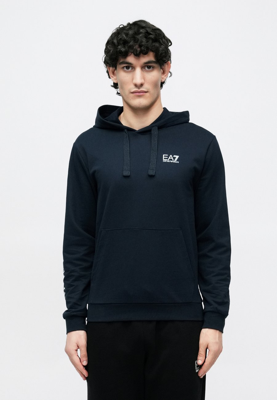 Худи EA7 Emporio Armani TRAIN LOGO SERIES EXTENDED LOGO, Blue/White/Dark Blue, Белый, Худи EA7 Emporio Armani TRAIN LOGO SERIES EXTENDED LOGO, Blue/White/Dark Blue
Худи EA7 Emporio Armani TRAIN LOGO SERIES EXTENDED LOGO, Blue/White/Dark Blue, Белый, Худи EA7 Emporio Armani TRAIN LOGO SERIES EXTENDED LOGO, Blue/White/Dark Blue